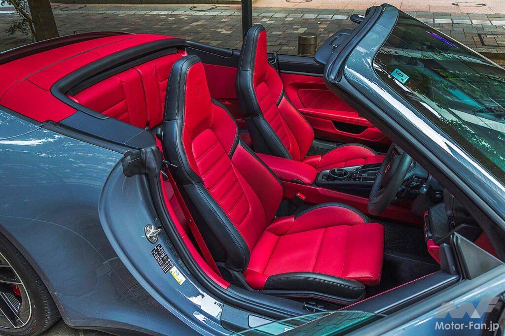 911カレラ系の中で最もスパルタンなGTS、その2駆モデルにもカブリオレが用意される。キャビンは2+2シーター。軽量化のため、ルーフサポートはマグネシウム製となる。こちらも50km/h以下なら開閉することができ、要する時間は12秒。992II世代になり、メーターがフルデジタル化されるとともにエンジンスタートもプッシュボタン式に。