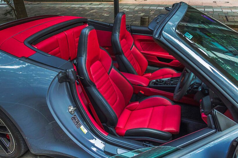 911カレラ系の中で最もスパルタンなGTS、その2駆モデルにもカブリオレが用意される。キャビンは2＋2シーター。軽量化のため、ルーフサポートはマグネシウム製となる。こちらも50km/h以下なら開閉することができ、要する時間は12秒。992II世代になり、メーターがフルデジタル化されるとともにエンジンスタートもプッシュボタン式に。