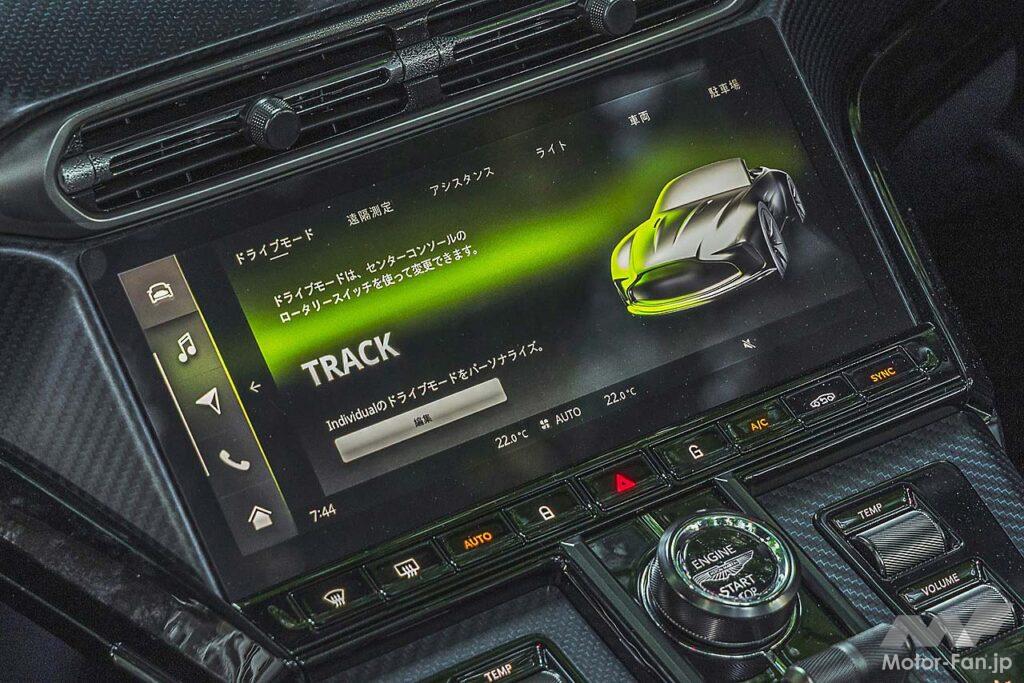 ヴァンテージ・ロードスターのドライブモードは「ウェット」「スポーツ」「スポーツ+」「トラック」「インディビジュアル」の5つで、スポーツがデフォルト。DB12のような「GT」モードはない。試乗車のタイヤはアストンマーティン承認のミシュラン・パイロットスポーツS5だ。