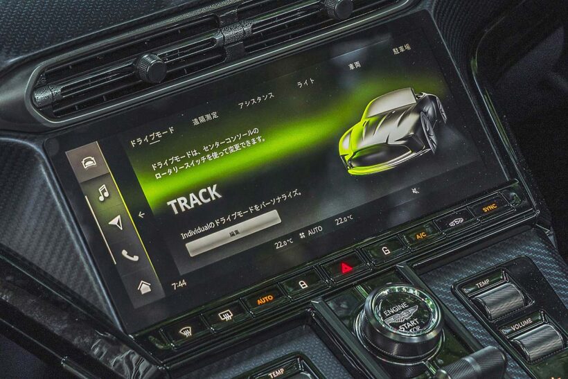 ヴァンテージ・ロードスターのドライブモードは「ウェット」「スポーツ」「スポーツ＋」「トラック」「インディビジュアル」の5つで、スポーツがデフォルト。DB12のような「GT」モードはない。試乗車のタイヤはアストンマーティン承認のミシュラン・パイロットスポーツS5だ。