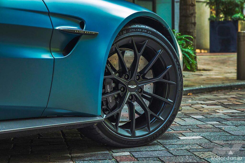 ヴァンテージ・ロードスターのドライブモードは「ウェット」「スポーツ」「スポーツ+」「トラック」「インディビジュアル」の5つで、スポーツがデフォルト。DB12のような「GT」モードはない。試乗車のタイヤはアストンマーティン承認のミシュラン・パイロットスポーツS5だ。