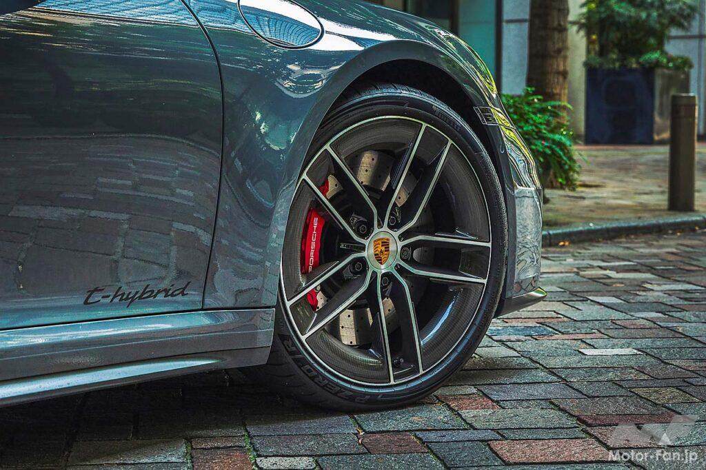 縦に配される5本のアクティブエアフラップがGTSの証。911のドライブモードは「ウェット」「ノーマル」「スポーツ」「スポーツプラス」の4種だ。写真のカーボンブレード付き「カレラ・エクスクルーシブデザイン」ホイールはオプションで、タイヤはピレリPゼロRを装着。