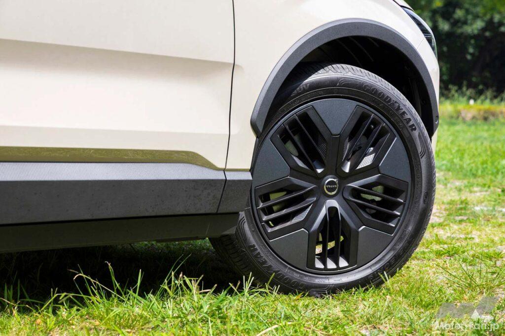 ブラックのフェンダーアーチがクロスカントリーの証。マットブラックの専用ホイールは19インチだ。