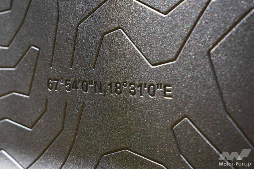 フロントグリルに刻まれる緯度経度はスウェーデン最高峰のケブネカイセ山の場所だそう。