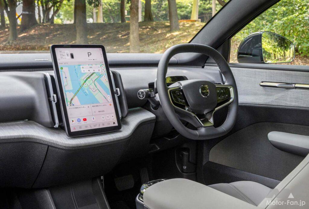 自然由来やリサイクル素材を使用し、ハーネスなどの量を極力減らしたインテリア。EX30はボルボ史上最もカーボンフットプリントの少ないクルマだ。