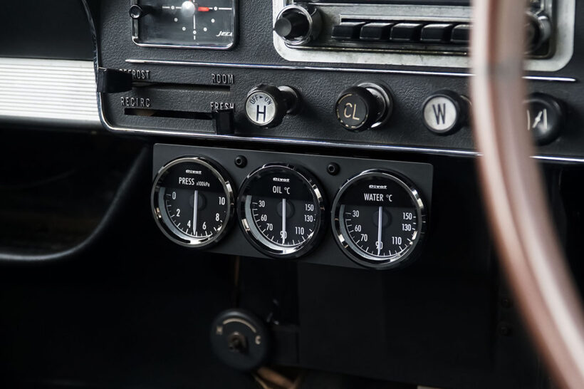 52φメーター増設の新定番！」自由度MAXの3連メーターパネルがついに