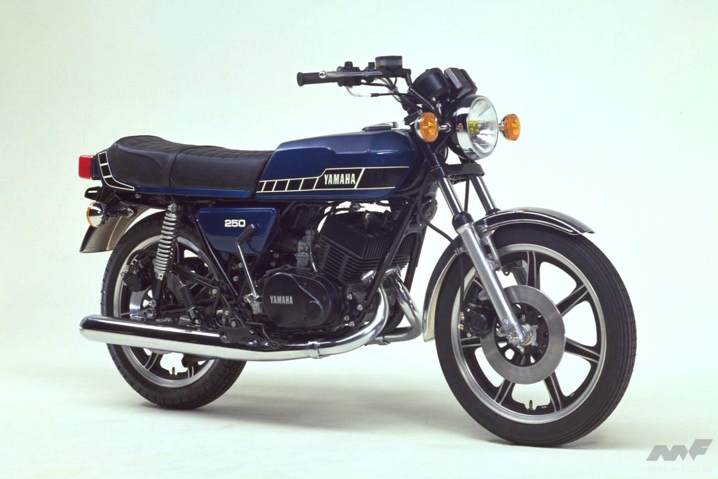 4月30日まで期間限定価格。初期型RZ未使用外装一式 1983年登場のRZ-R、2ストパラレルツイン＋スチールダブルクレードル