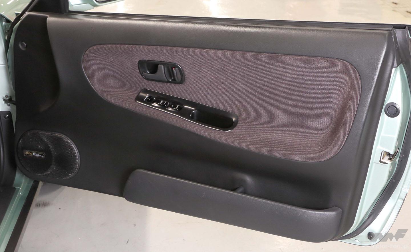 注目は一体成型のモダンフォルムシート。S13のラウンディッシュな