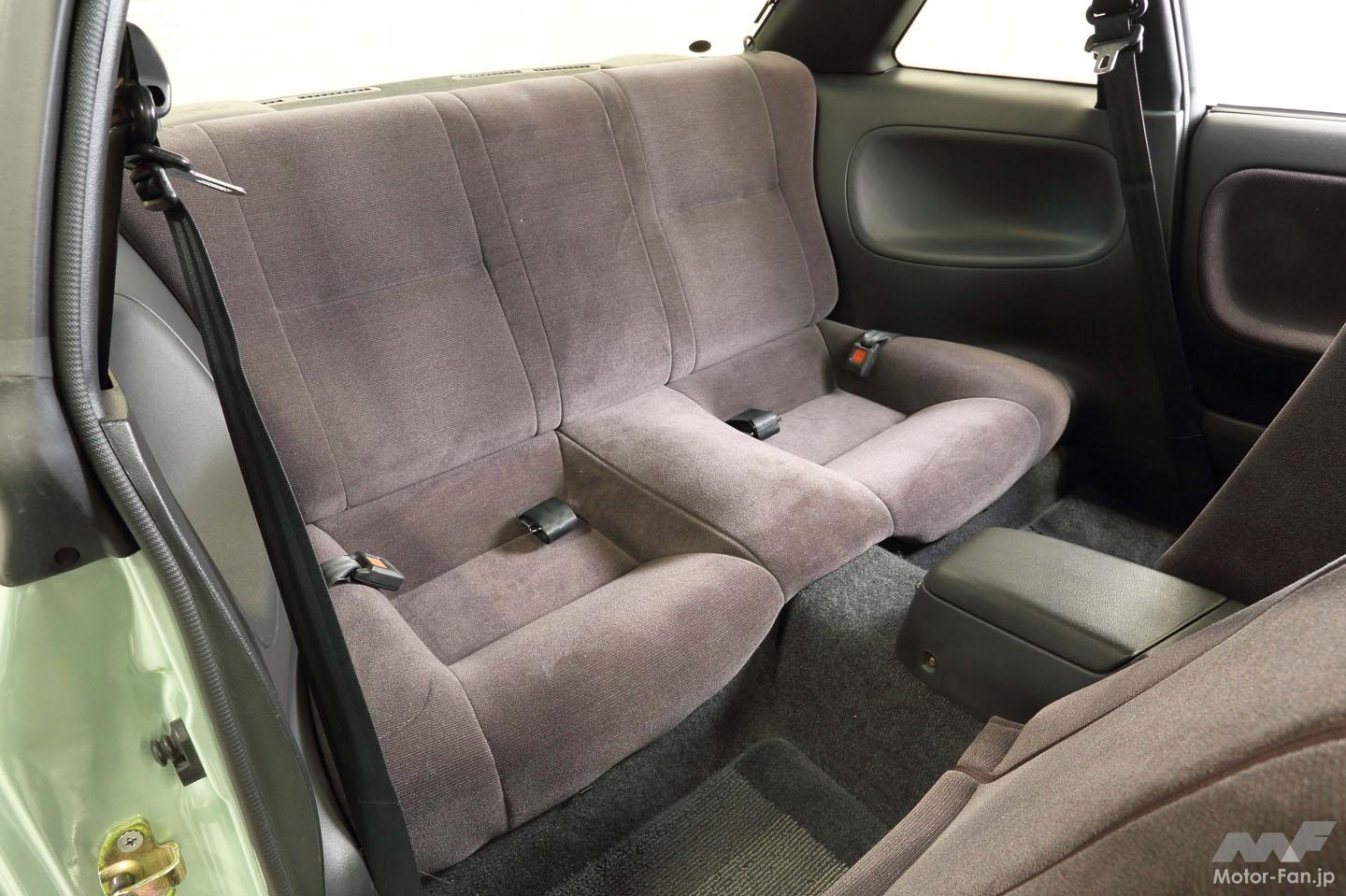注目は一体成型のモダンフォルムシート。S13のラウンディッシュな 