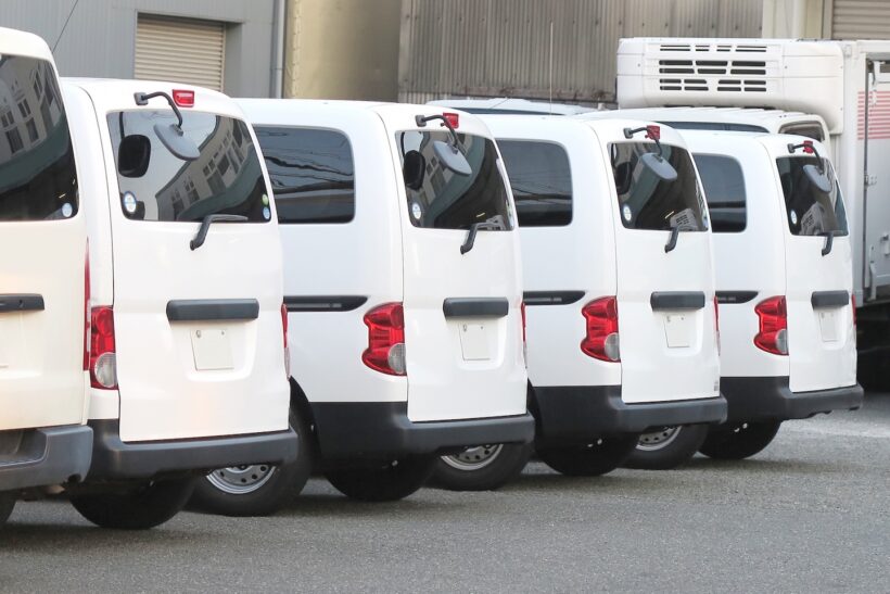 バンが並んでいる写真