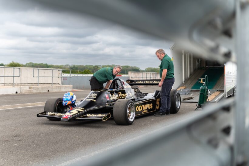 自身がかつてテストドライブしたロータス タイプ79と対峙したヤン・ラマース。