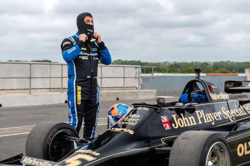 自身がかつてテストドライブしたロータス タイプ79と対峙したヤン・ラマース。