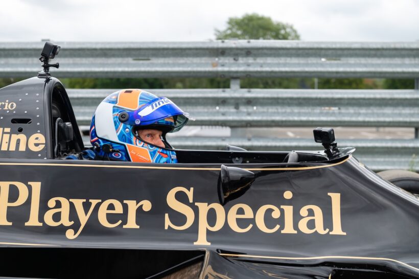 自身がかつてテストドライブしたロータス タイプ79と対峙したヤン・ラマース。