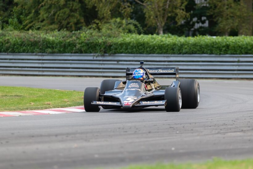 元F1ドライバーのヤン・ラマースが、ヘセルにあるロータスのテストコースで「ロータス タイプ79」をドライブした。