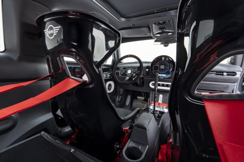 デウス エクス マキナが手がけた「MINI ジョン クーパー ワークス “マキナ”」。