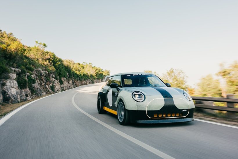 デウス エクス マキナが手がけた「MINI ジョン クーパー ワークス エレクトリック “スケグ”」。