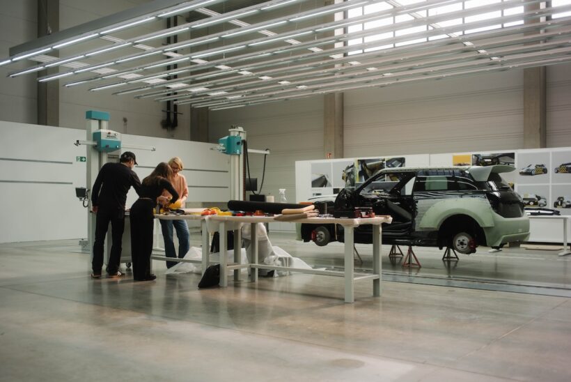 MINIとデウス エクス マキナによるコラボレーションモデル「スケグ（Skeg）」と「マキナ（Machina）」の製作風景。