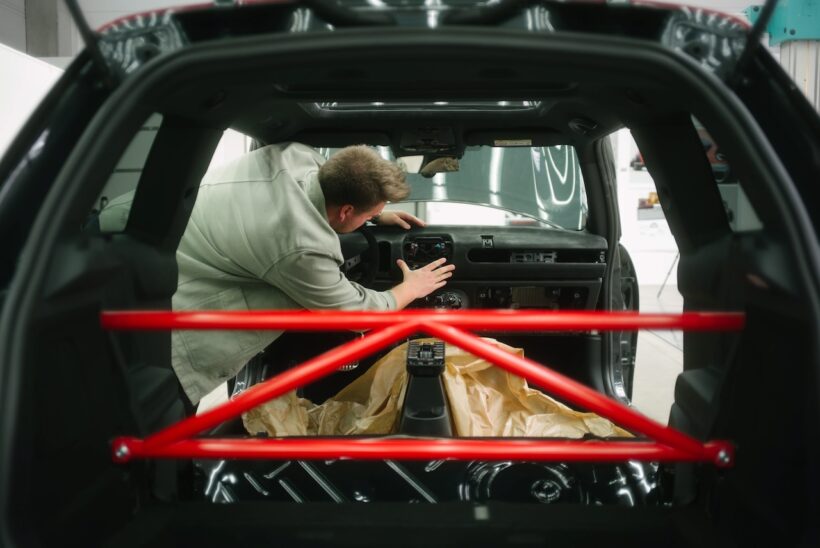 MINIとデウス エクス マキナによるコラボレーションモデル「スケグ（Skeg）」と「マキナ（Machina）」の製作風景。