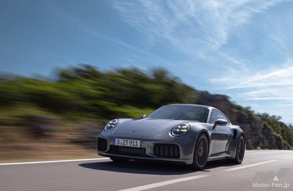 「ポルシェ 911 ターボS」の走行シーン。