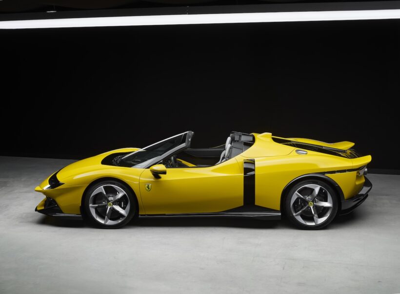 新型プラグインハイブリッドスーパースポーツ「フェラーリ 849 テスタロッサ スパイダー」のエクステリア。