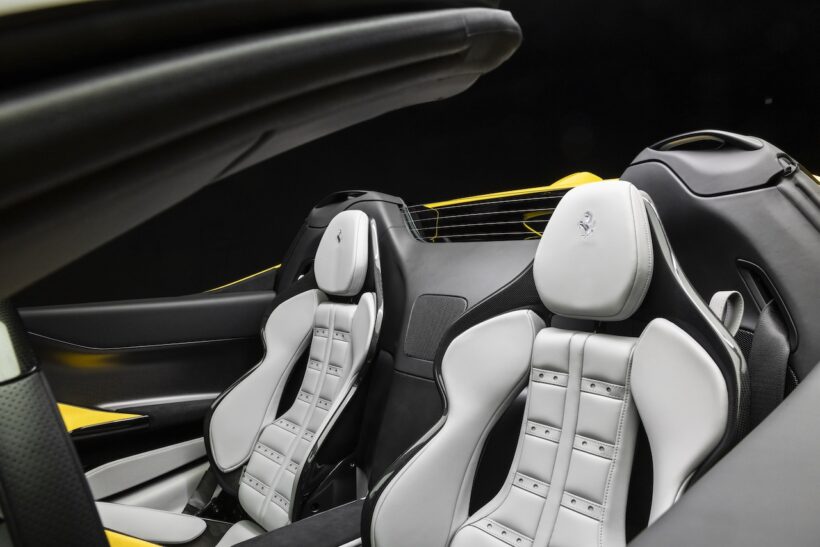 新型プラグインハイブリッドスーパースポーツ「フェラーリ 849 テスタロッサ スパイダー」のコクピット。