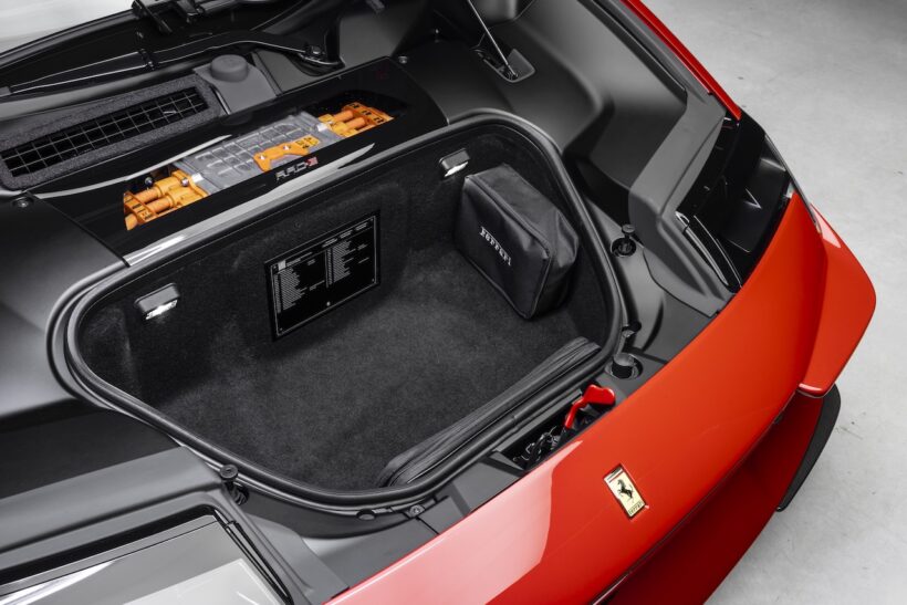 新型プラグインハイブリッドスーパースポーツ「フェラーリ 849 テスタロッサ」のラゲッジ。