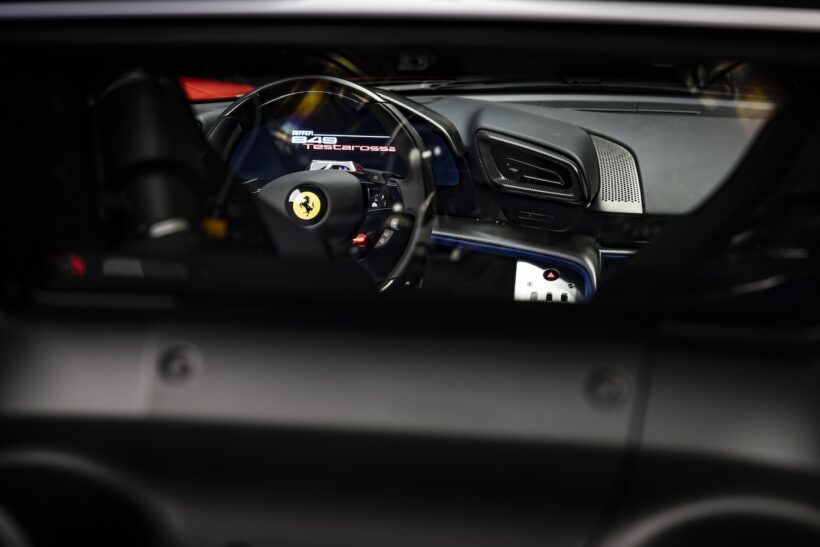新型プラグインハイブリッドスーパースポーツ「フェラーリ 849 テスタロッサ」のコクピット。