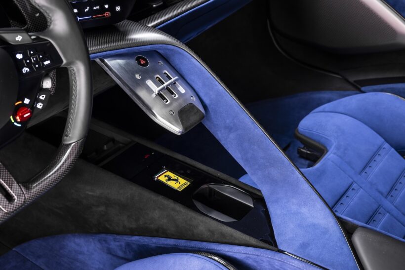 新型プラグインハイブリッドスーパースポーツ「フェラーリ 849 テスタロッサ」のコクピット。