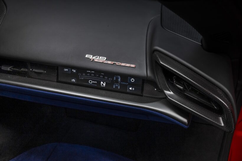 新型プラグインハイブリッドスーパースポーツ「フェラーリ 849 テスタロッサ」のコクピット。