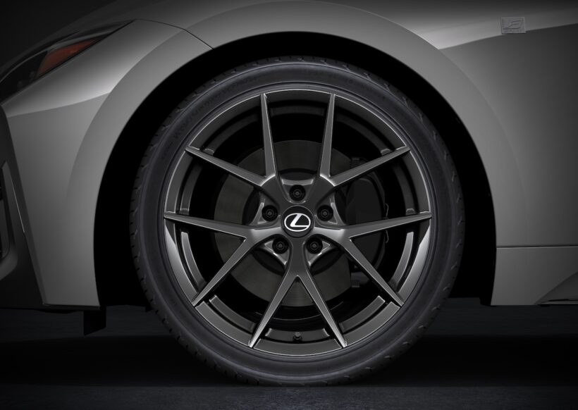 新意匠の19インチ・軽量アルミホイールを設定。