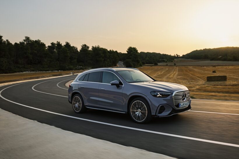 「メルセデス・ベンツ GLC with EQ テクノロジー」の走行シーン。