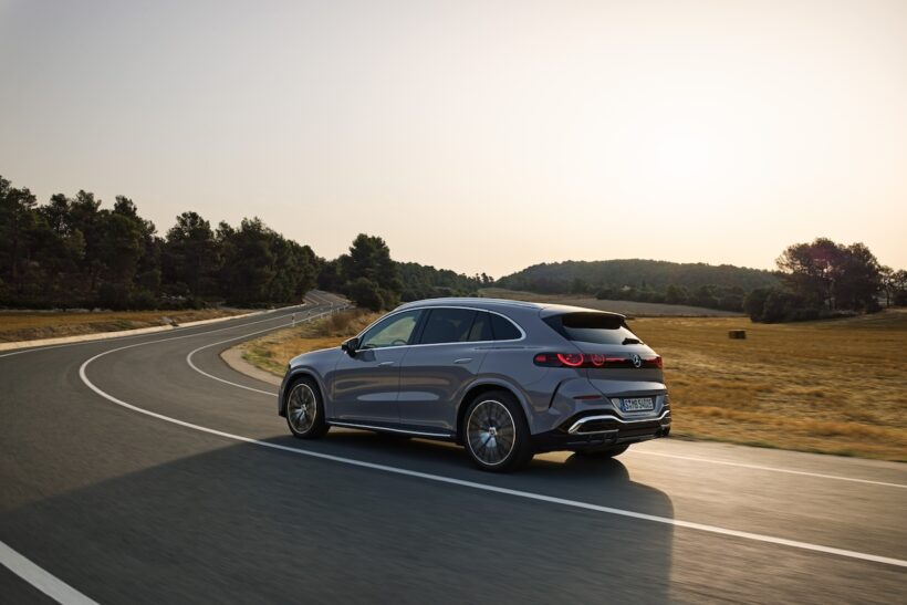 「メルセデス・ベンツ GLC with EQ テクノロジー」の走行シーン。