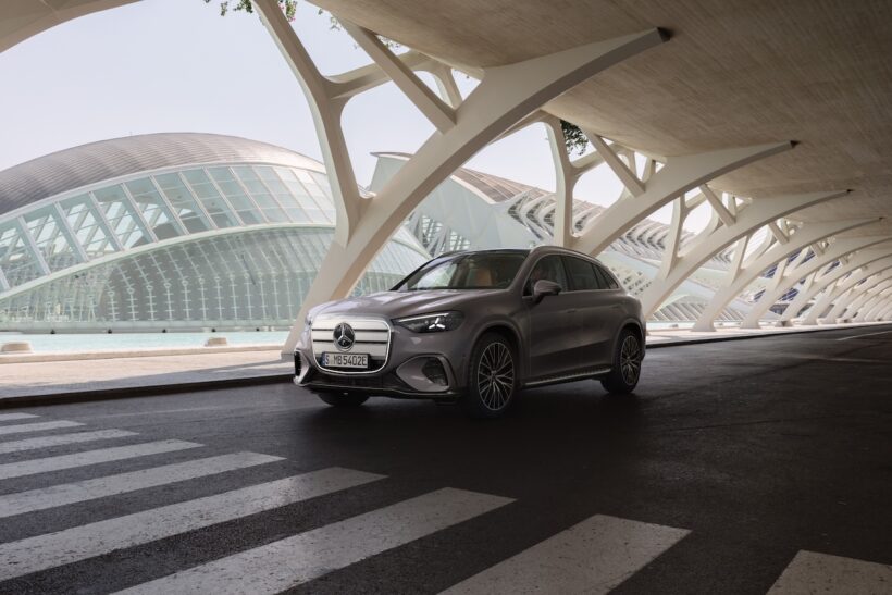 「メルセデス・ベンツ GLC with EQ テクノロジー」の走行シーン。