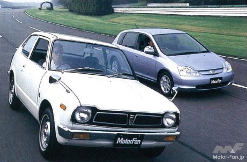 初代シビック（手前）と7代目シビック