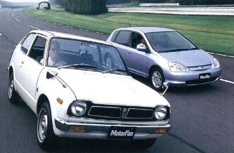 初代シビック（手前）と7代目シビック