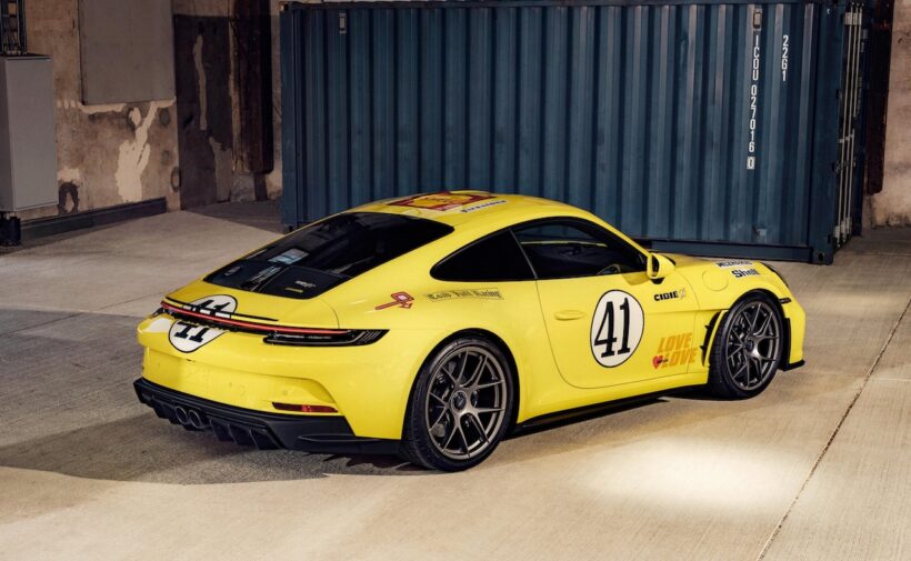 コード117のライトイエローを纏った現行型「ポルシェ 911 S/T」。