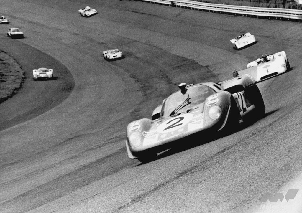 オープン以来、数々の耐久レースの舞台となってきた富士スピードウェイ。写真は1970年の富士200マイル、バンクを駆け抜けるフェラーリ 512 S。