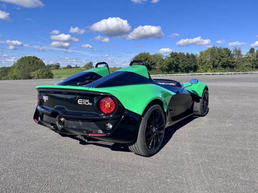 E10をベースにパワーユニットやシャシーを強化。サーキットだけでなく、市街地でも楽しめるドライブフィールを実現しているという。