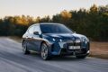 「BMW iX」改良新型の走行シーン。