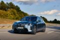 「BMW iX」改良新型の走行シーン。