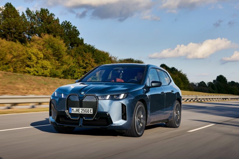 「BMW iX」改良新型の走行シーン。