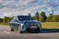 「BMW iX」改良新型の走行シーン。