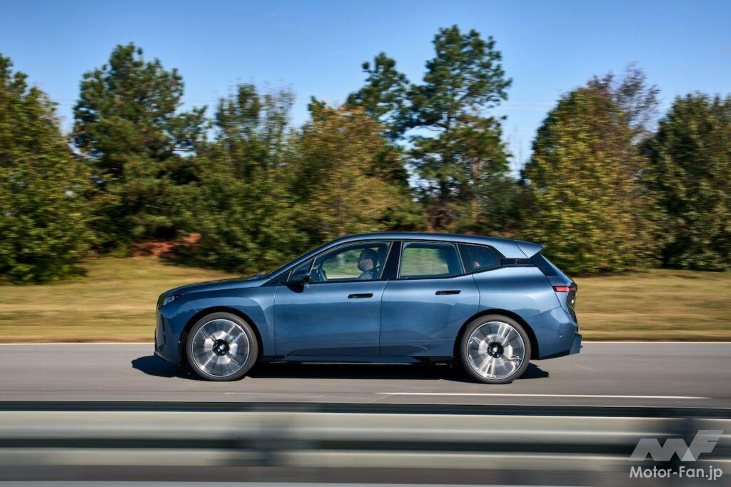 「BMW iX」改良新型の走行シーン。