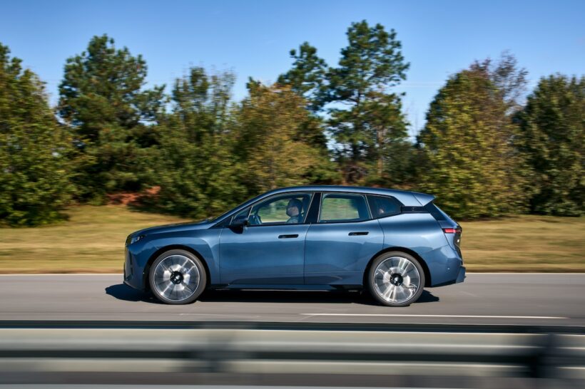 「BMW iX」改良新型の走行シーン。