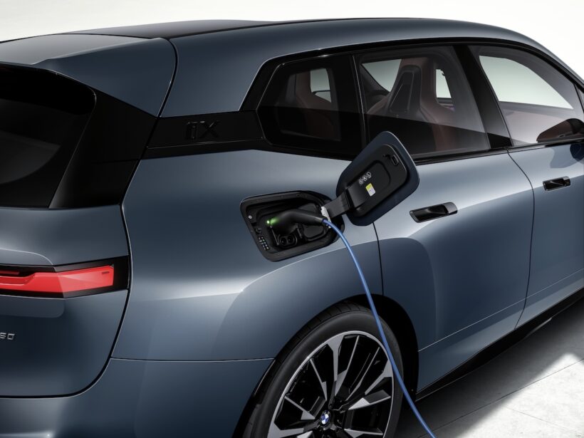 日本市場には「iX xDrive60」とハイパフォーマンス仕様の「iX M70 xDrive」を導入。iX xDrive60は、　723kmという航続距離を実現した。