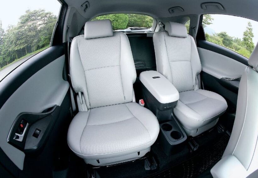 マークXジオの2列目シート