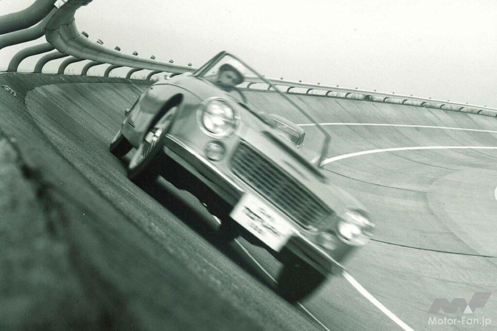 走行テスト中の「フェアレディ1500」