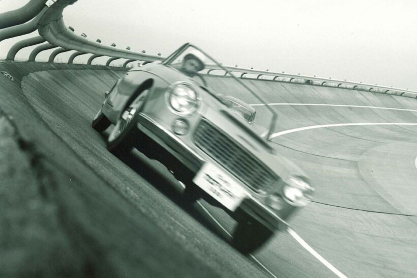 走行テスト中の「フェアレディ1500」