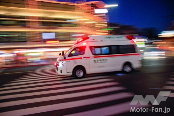 道路を走行中の救急車