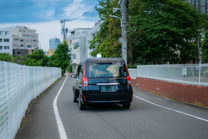 一方通行を走る車の写真